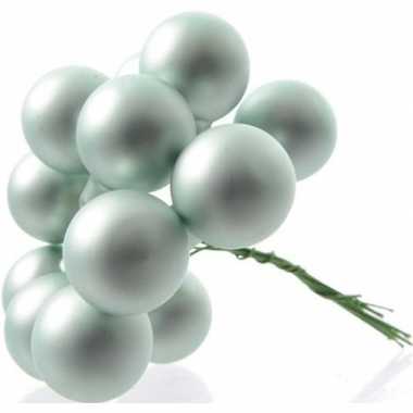 10x mintgroene mini kerstballen kerststukje stekers 2 cm mat