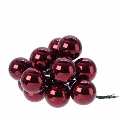 12x donkerrode mini kerstballen kerststukje stekers 2 cm glans