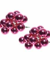 20x fuchsia roze mini kerstballen kerststukje stekers 2 cm glans