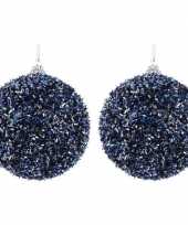 2x donkerblauwe kerstballen 8 cm met folie strookjes kunststof kerstversiering