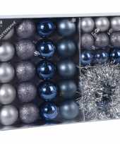32x blauwe grijze tinten kerstballen 4 5 8 cm en kerstslinger folieslinger matte glanzende glitters plastic kerstversiering