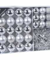 32x zilveren kerstballen 4 5 8 cm en kerstslinger folieslinger matte glanzende glitters kunststof plastic kerstversiering
