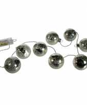 Zilveren kerstballen met verlichting